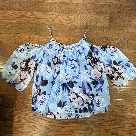 Jennifer Lopez Tops - Jennifer Lopez flowy cold shoulder top - blue floral S